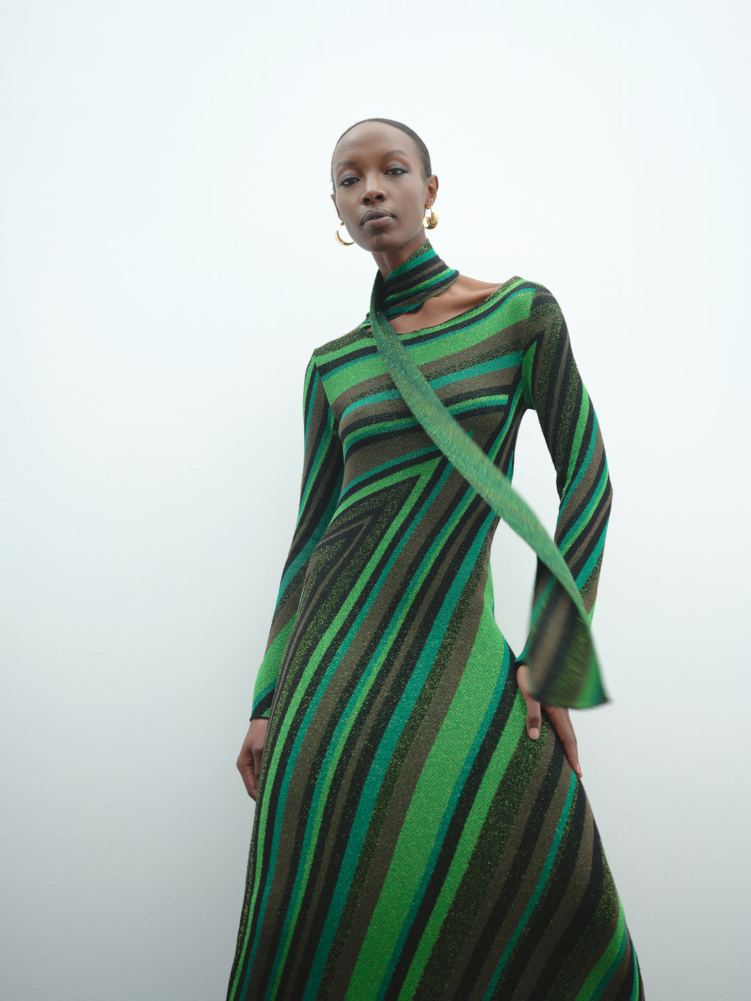 Abito lungo AKEP con scollo sciarpa riga diagonale