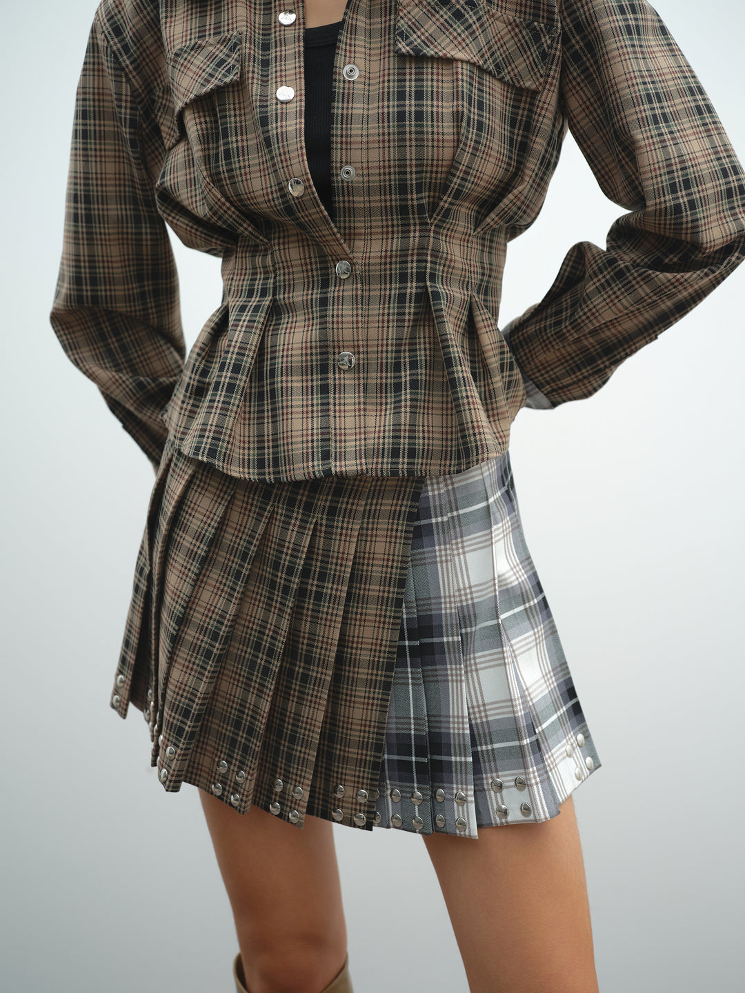 Minigonna AKEP a pieghe check e borchie