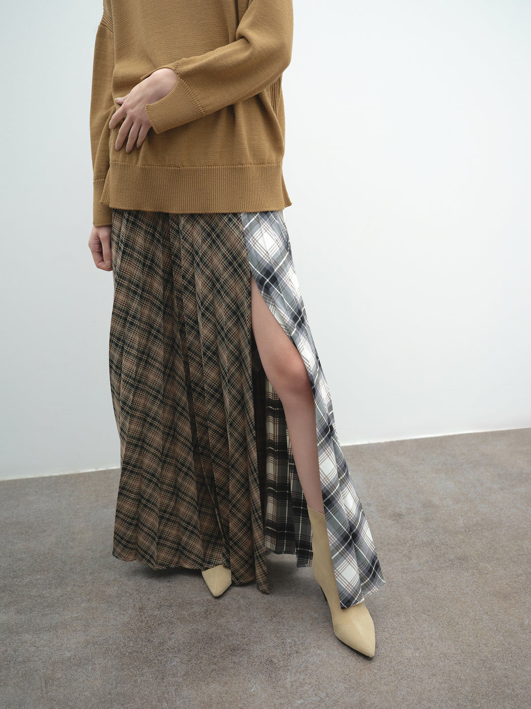 Gonna AKEP a pieghe check e borchie