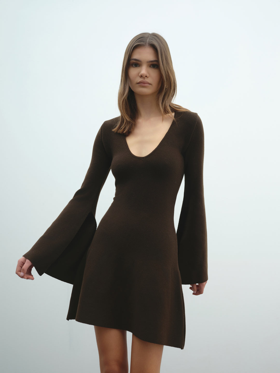 Abito corto AKEP con scollo a "V" e spacchi su polsi