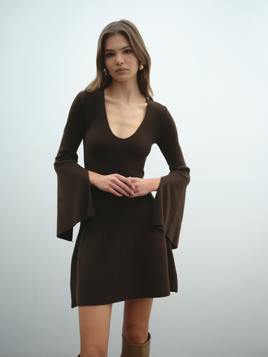 Abito corto AKEP con scollo a "V" e spacchi su polsi