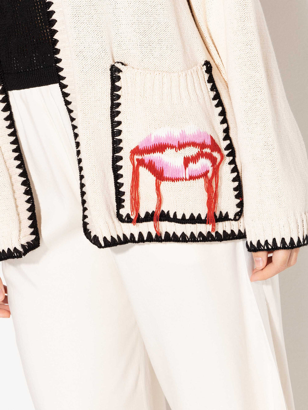 Cardigan AKEP con patch e bordi a contrasto
