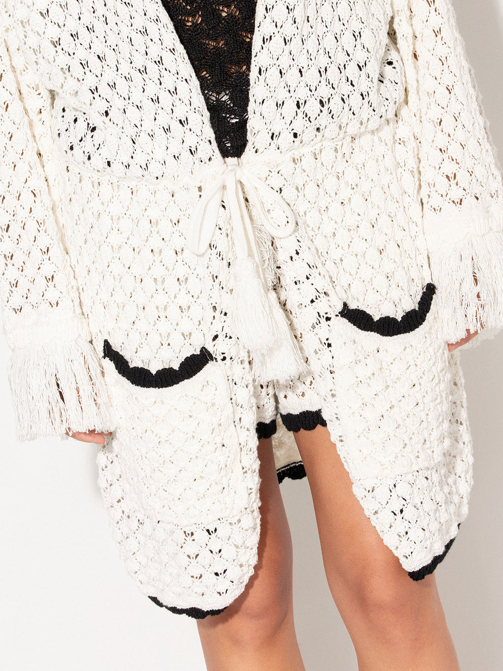 Cardigan lungo AKEP con cappuccio e profili a contrasto