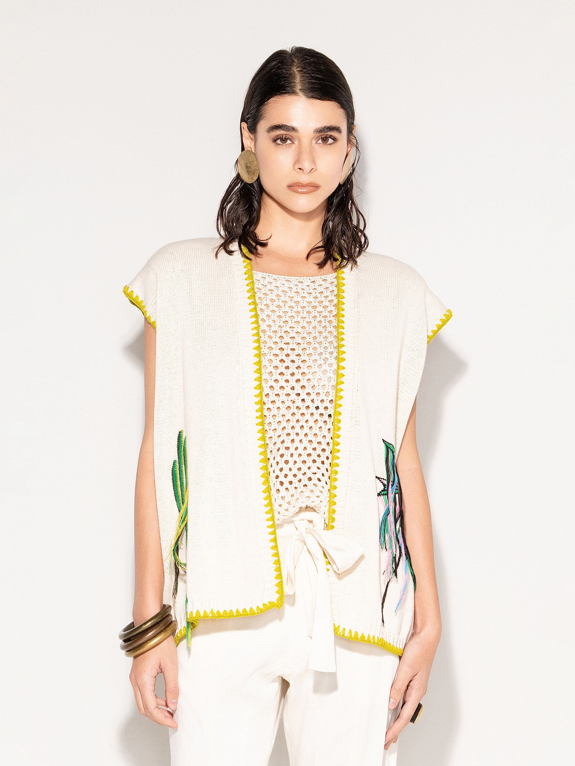 Cardigan smanicato AKEP con bordi a contrasto e motivo grafico