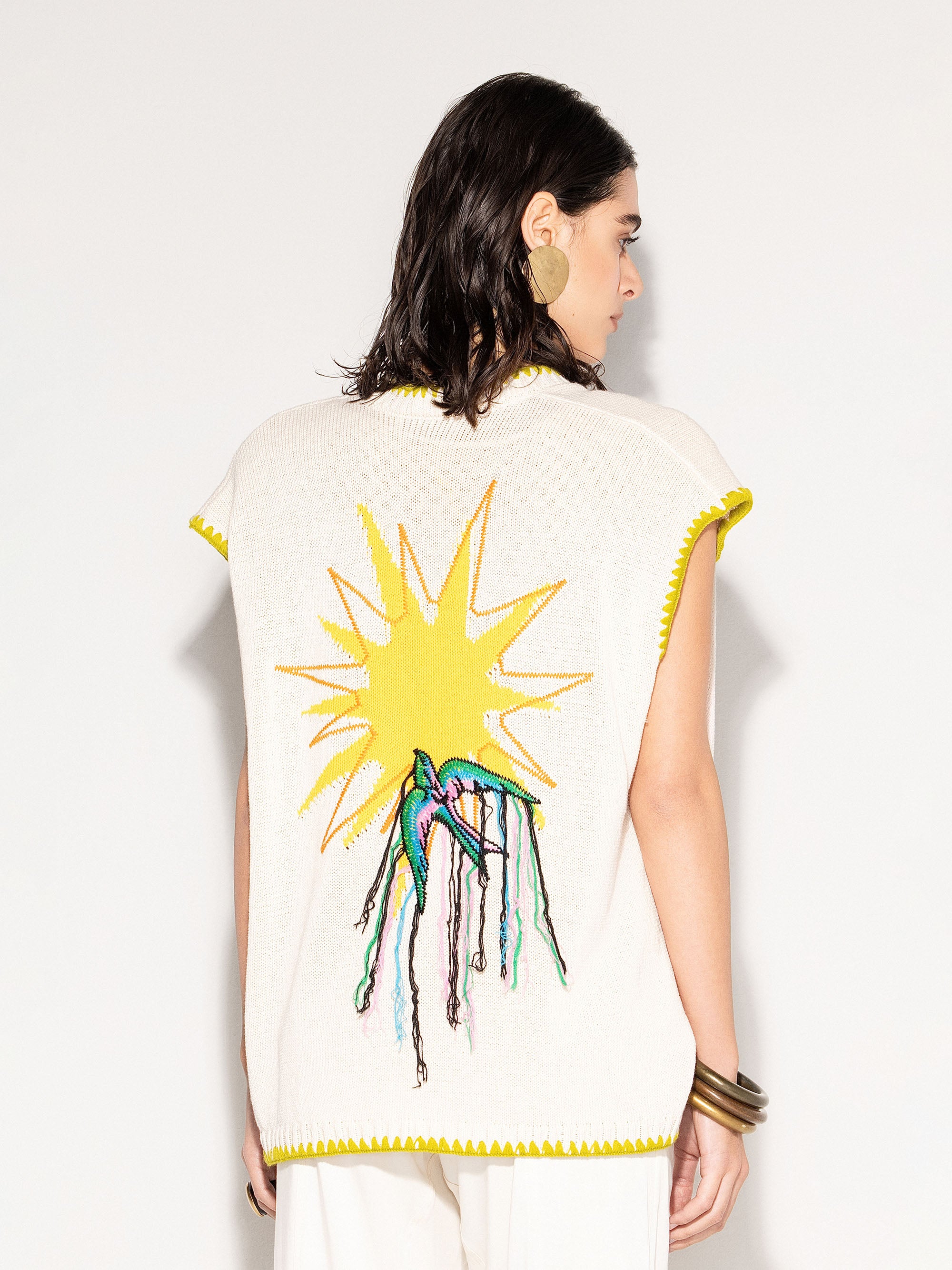 Cardigan smanicato AKEP con bordi a contrasto e motivo grafico