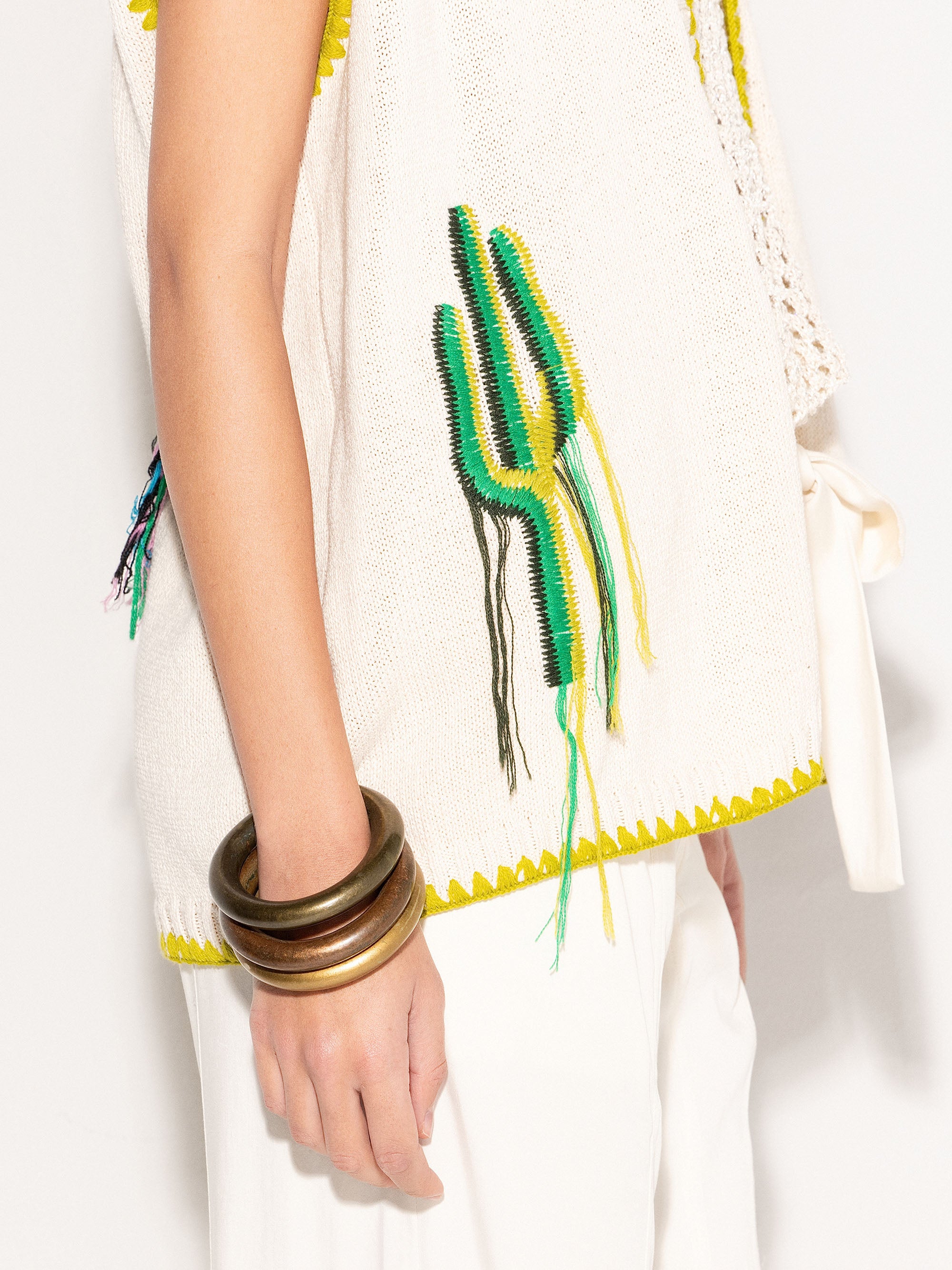 Cardigan smanicato AKEP con bordi a contrasto e motivo grafico