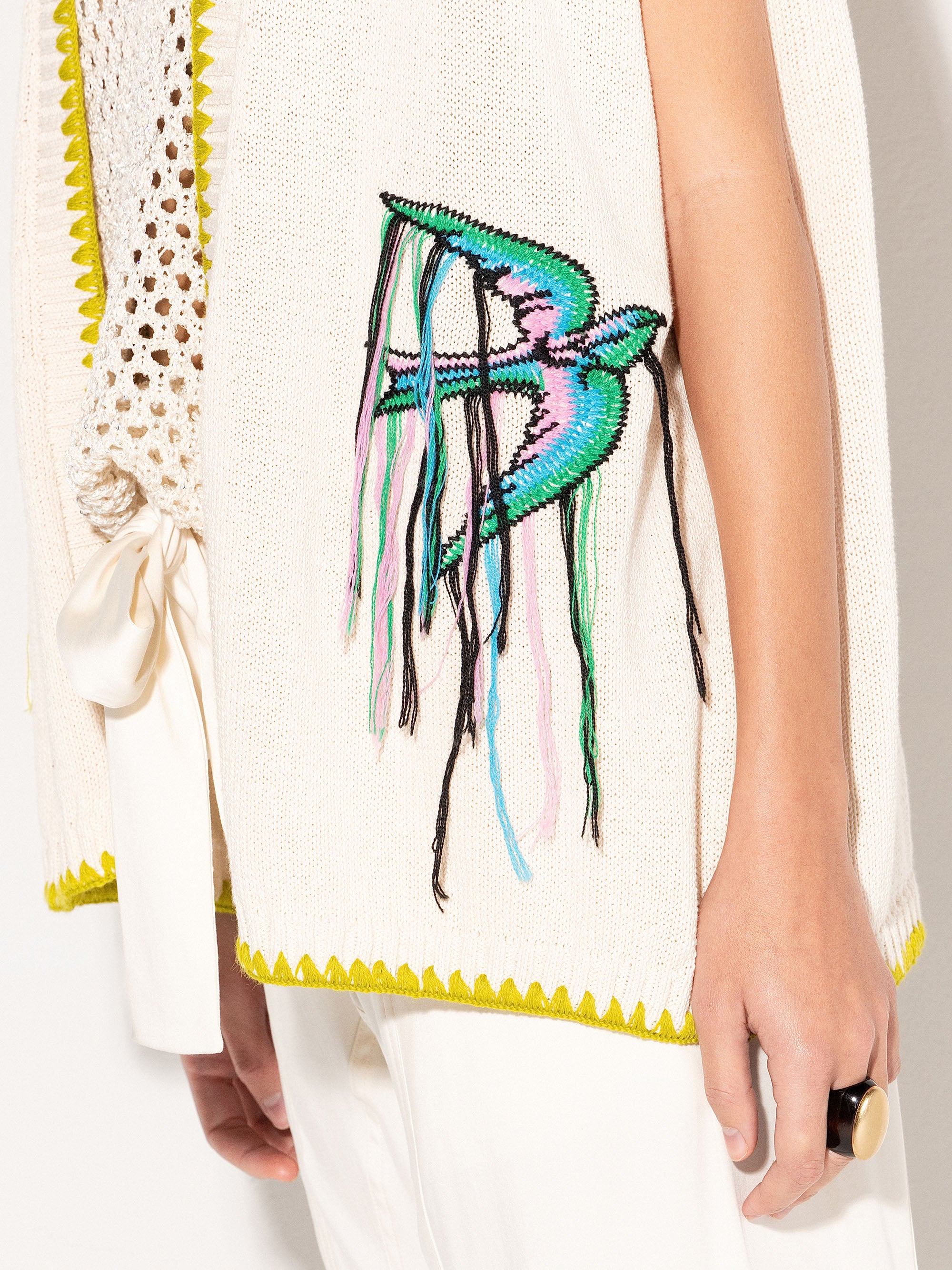 Cardigan smanicato AKEP con bordi a contrasto e motivo grafico