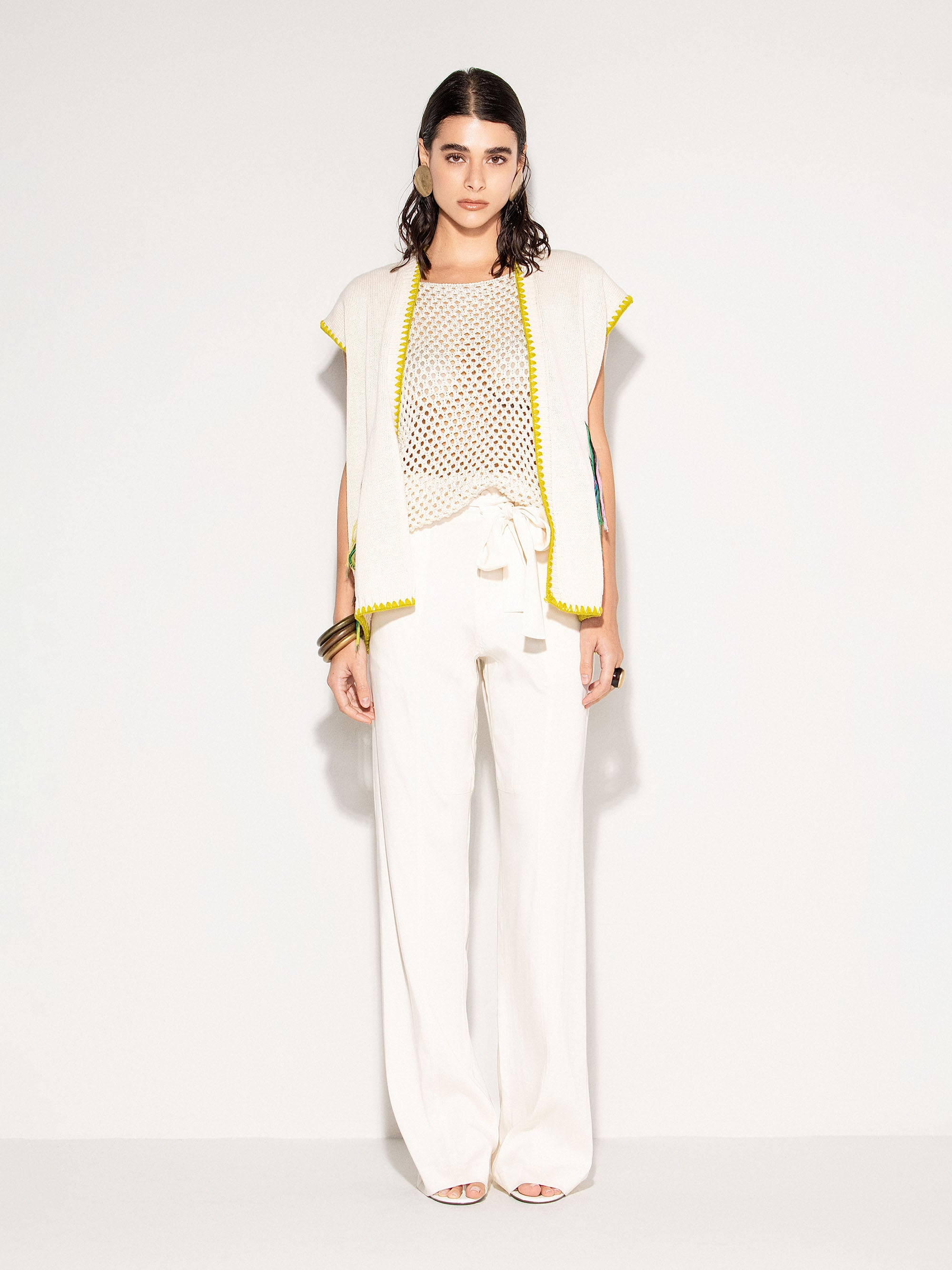 Cardigan smanicato AKEP con bordi a contrasto e motivo grafico