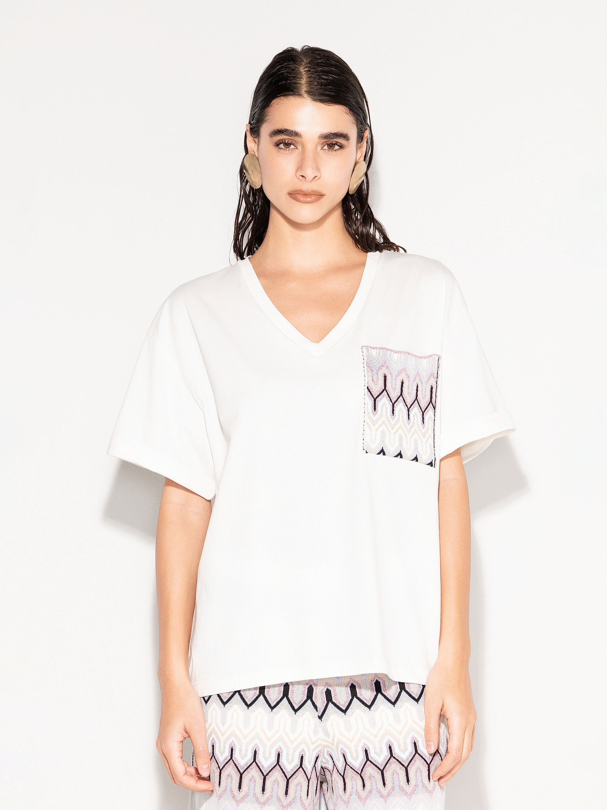 T-shirt AKEP con scollo a V