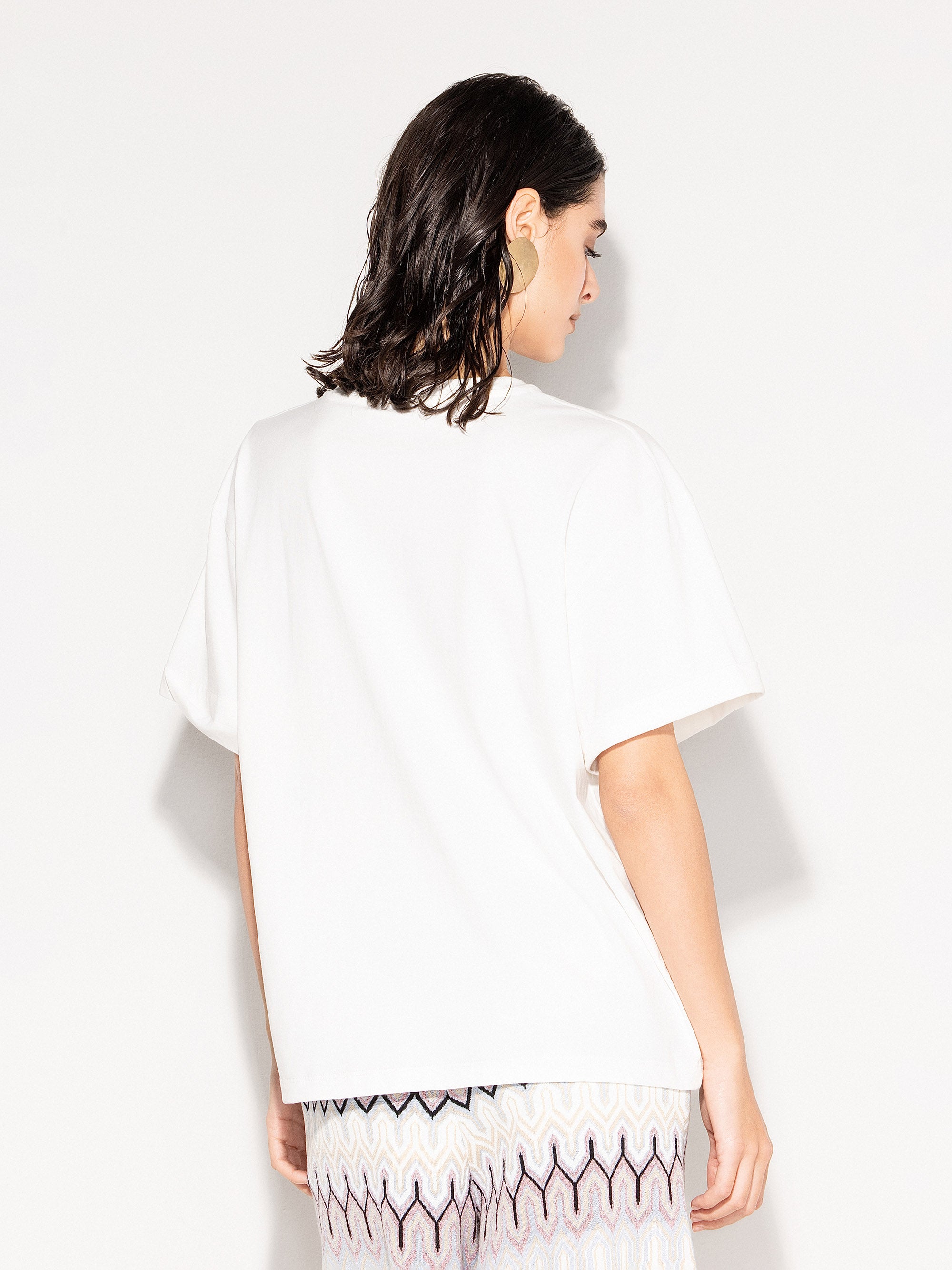 T-shirt AKEP con scollo a V