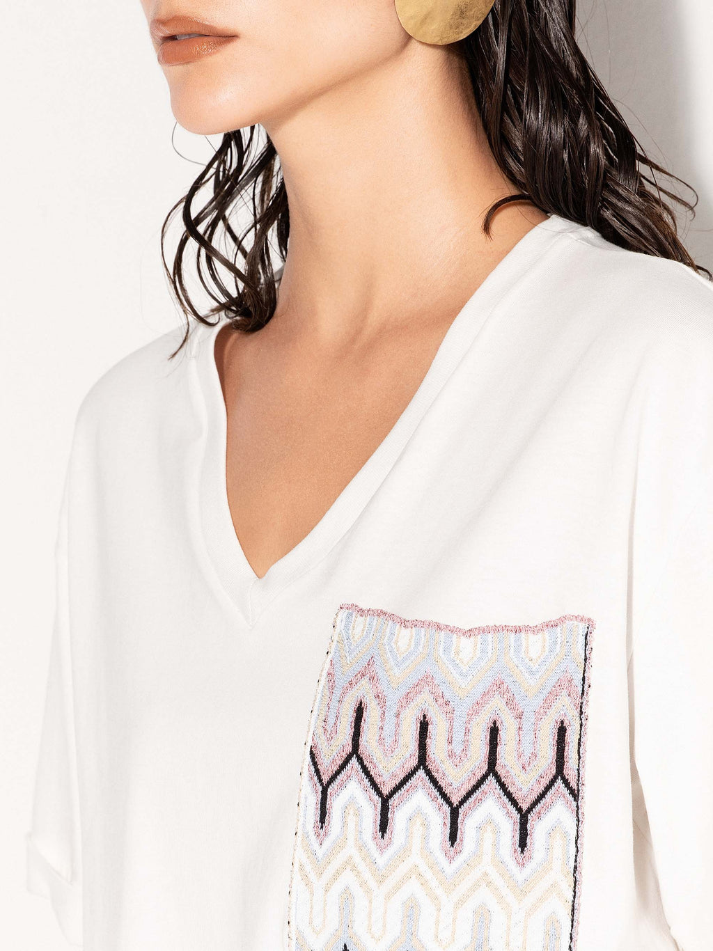 T-shirt AKEP con scollo a V