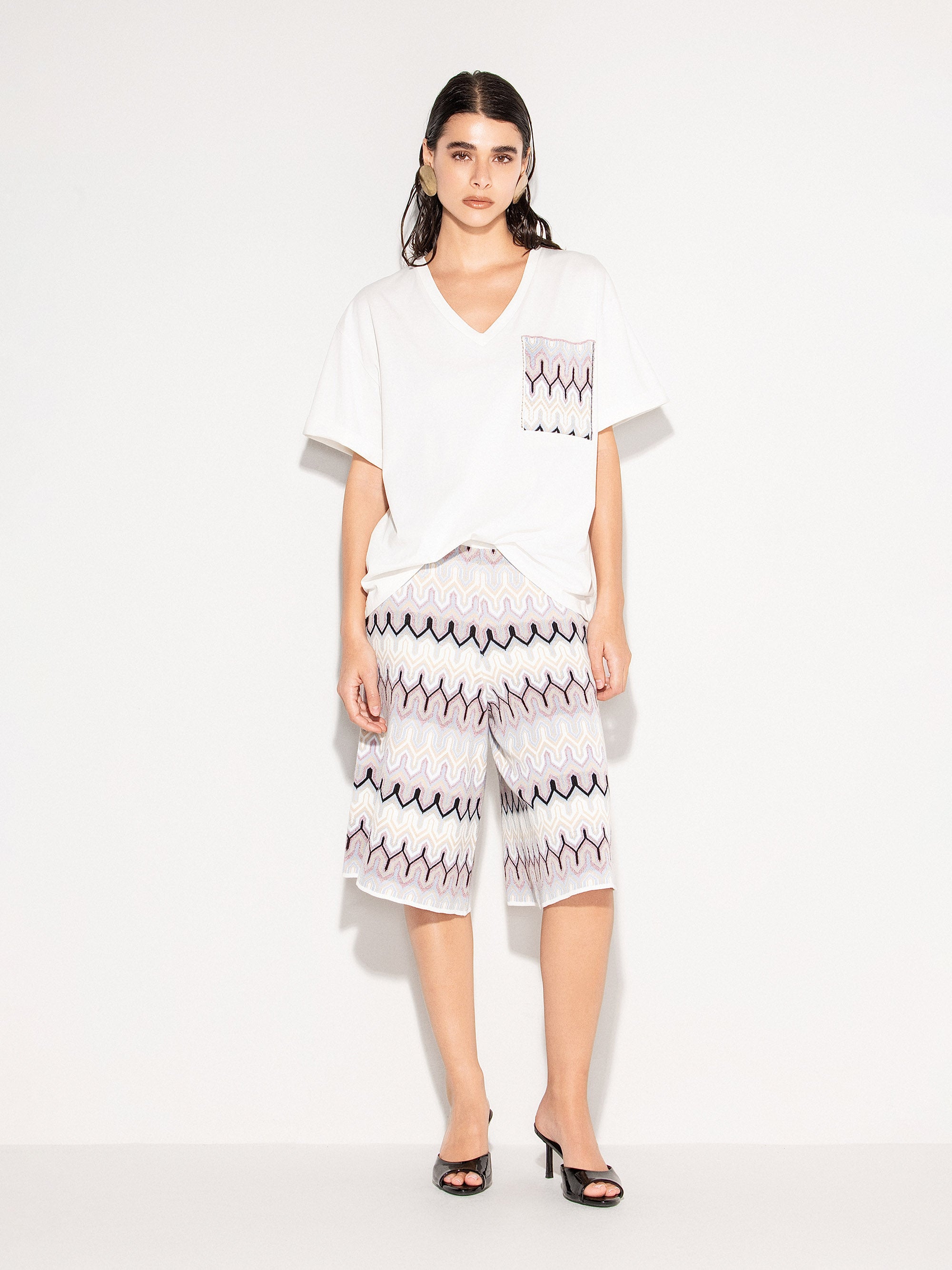 T-shirt AKEP con scollo a V