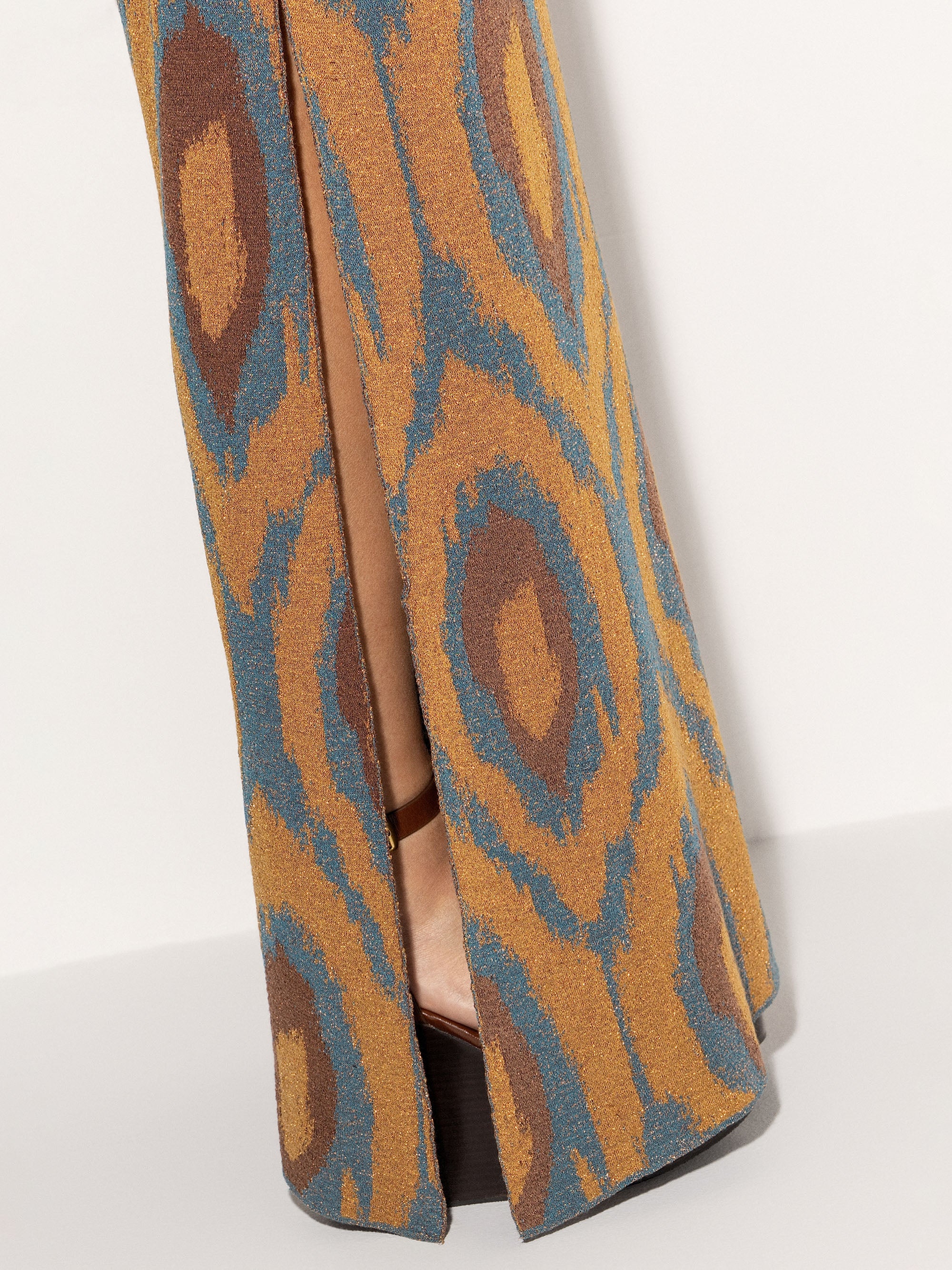 Abito lungo AKEP smanicato con motivo geometrico