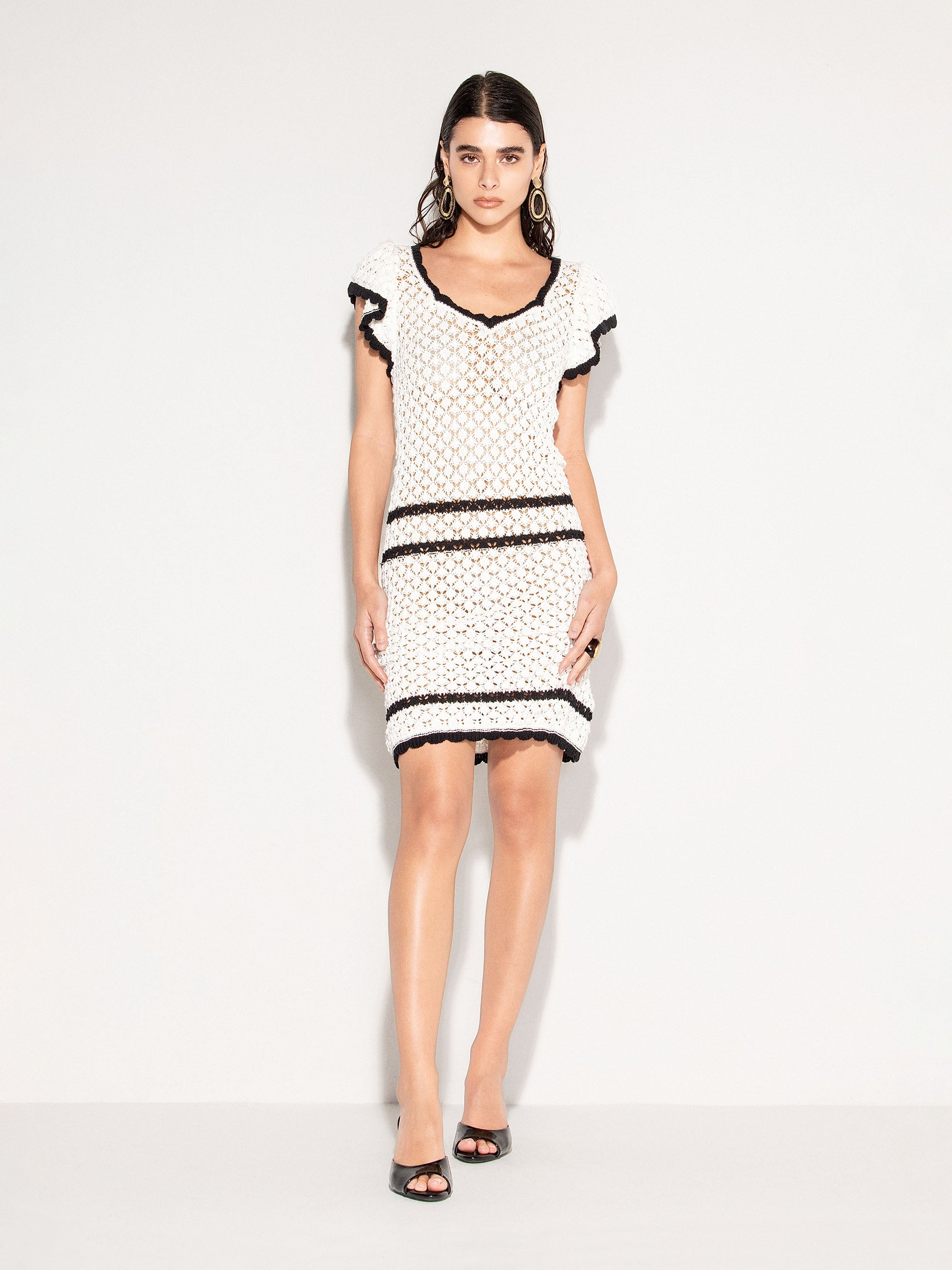 Abito corto AKEP a righe con bordi a contrasto