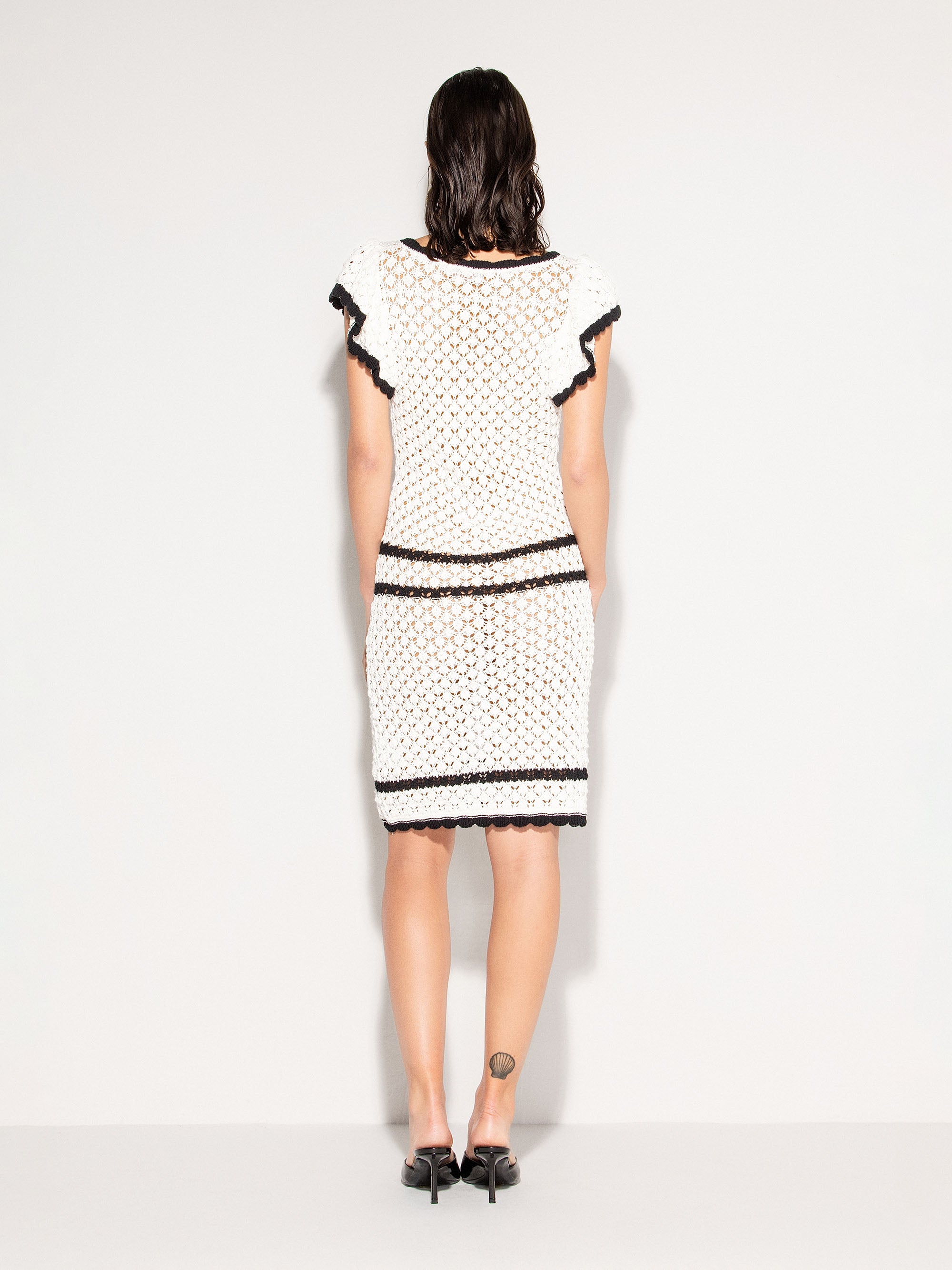 Abito corto AKEP a righe con bordi a contrasto