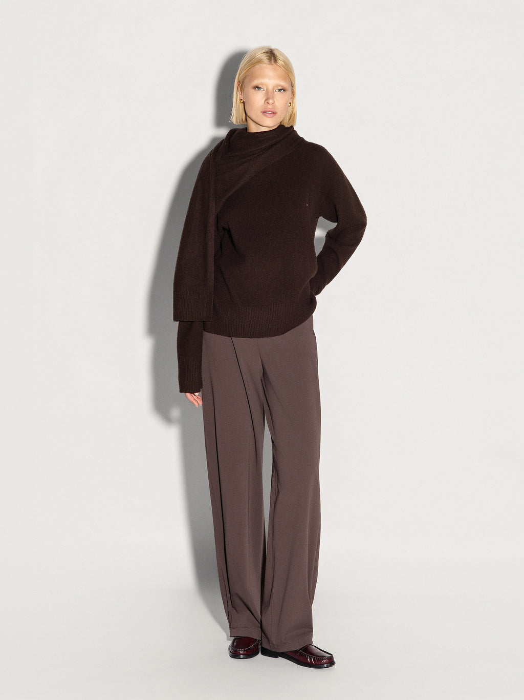 Pullover AKEP con sciarpa ricamato