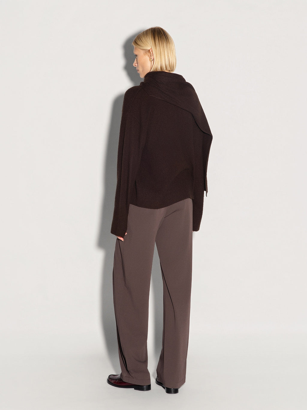 Pullover AKEP con sciarpa ricamato