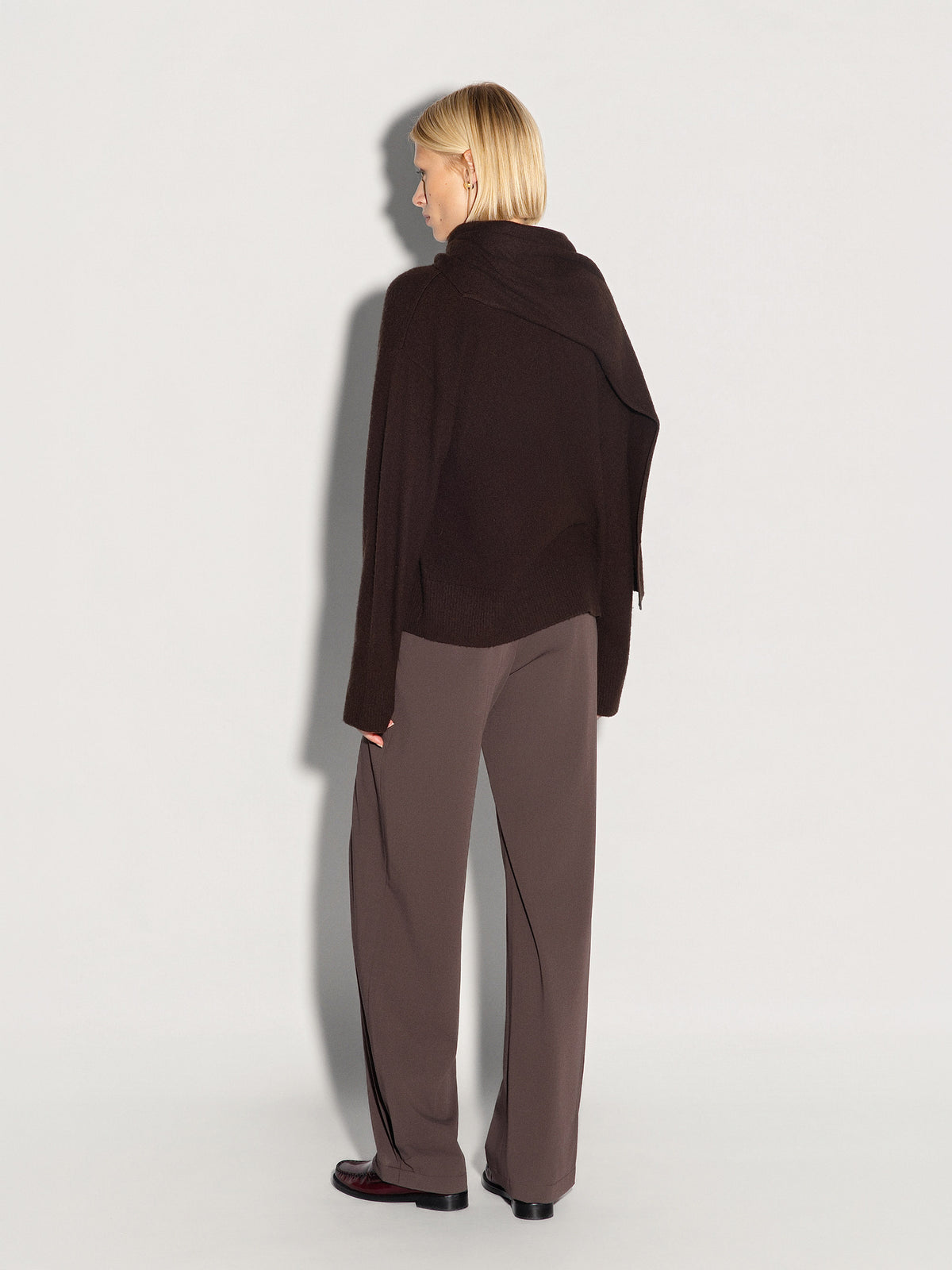 Pullover AKEP con sciarpa ricamato