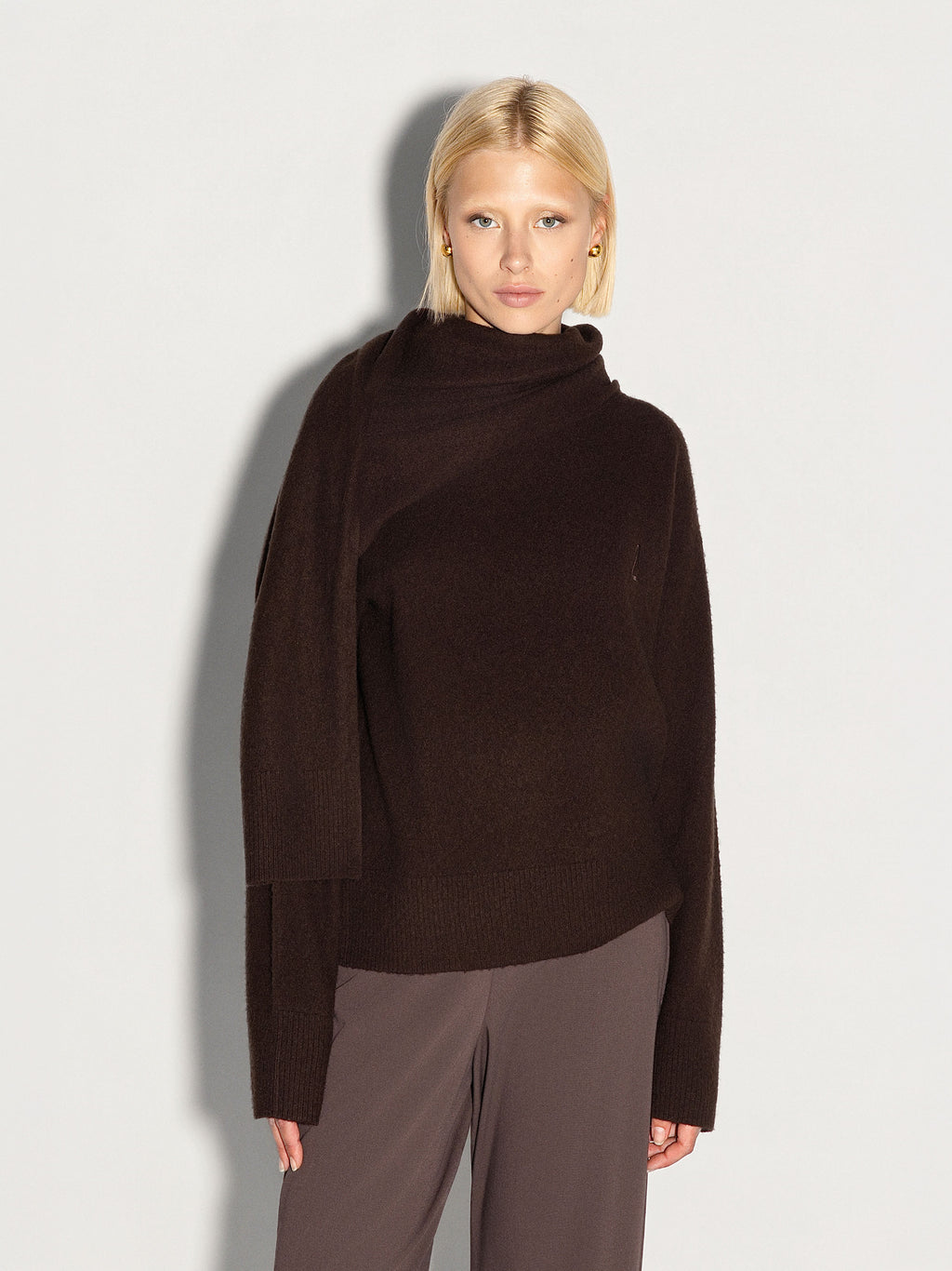Pullover AKEP con sciarpa ricamato
