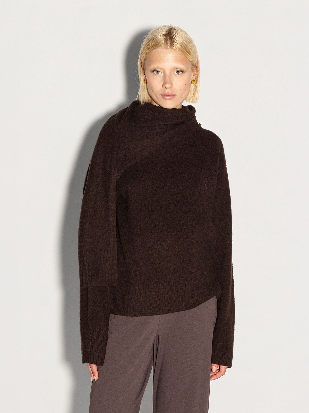 Pullover AKEP con sciarpa ricamato