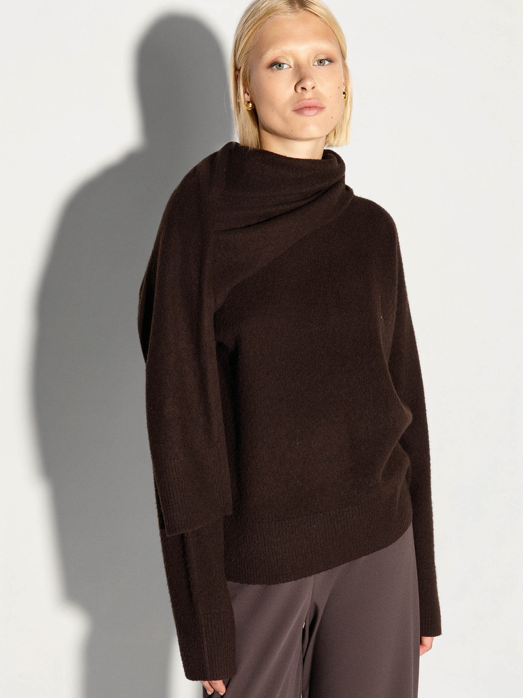 Pullover AKEP con sciarpa ricamato