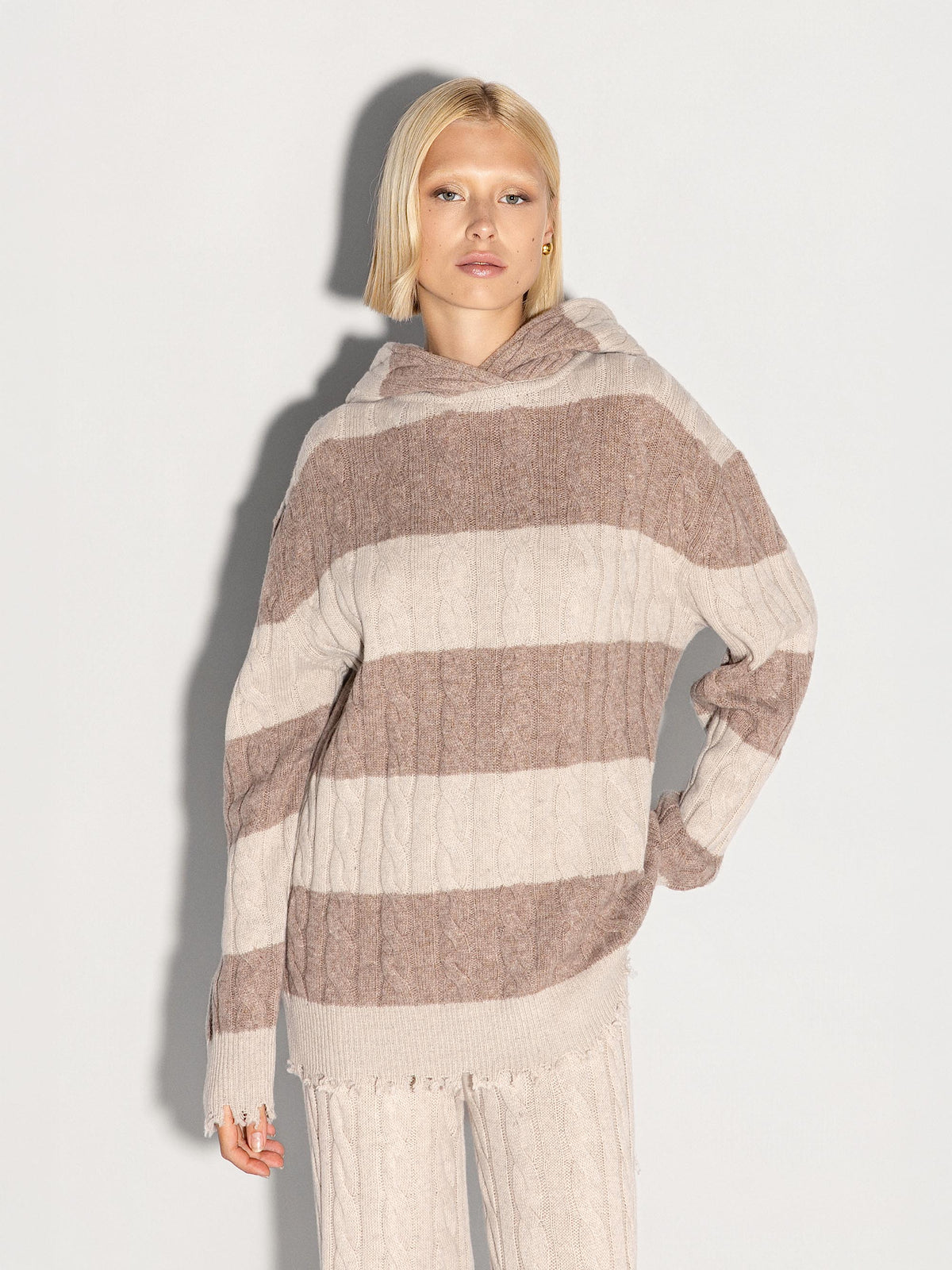 Pullover AKEP con cappuccio a trecce