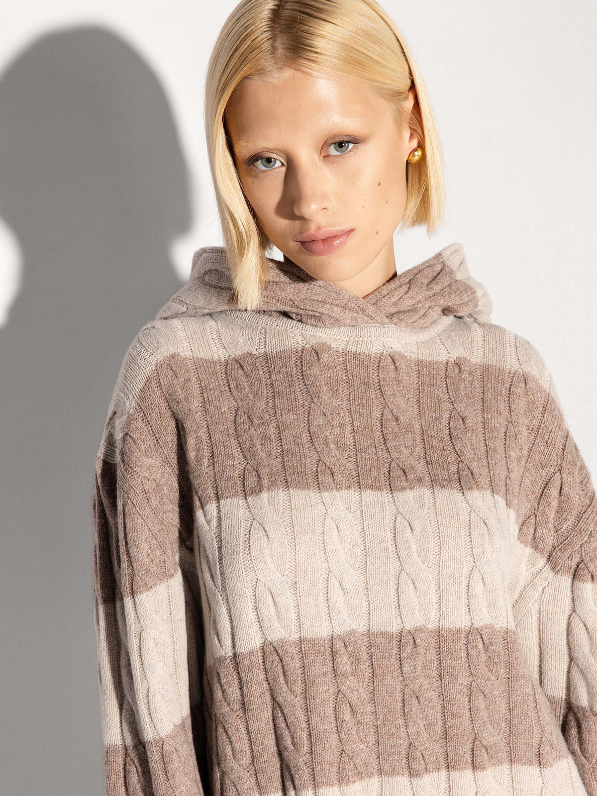 Pullover AKEP con cappuccio a trecce