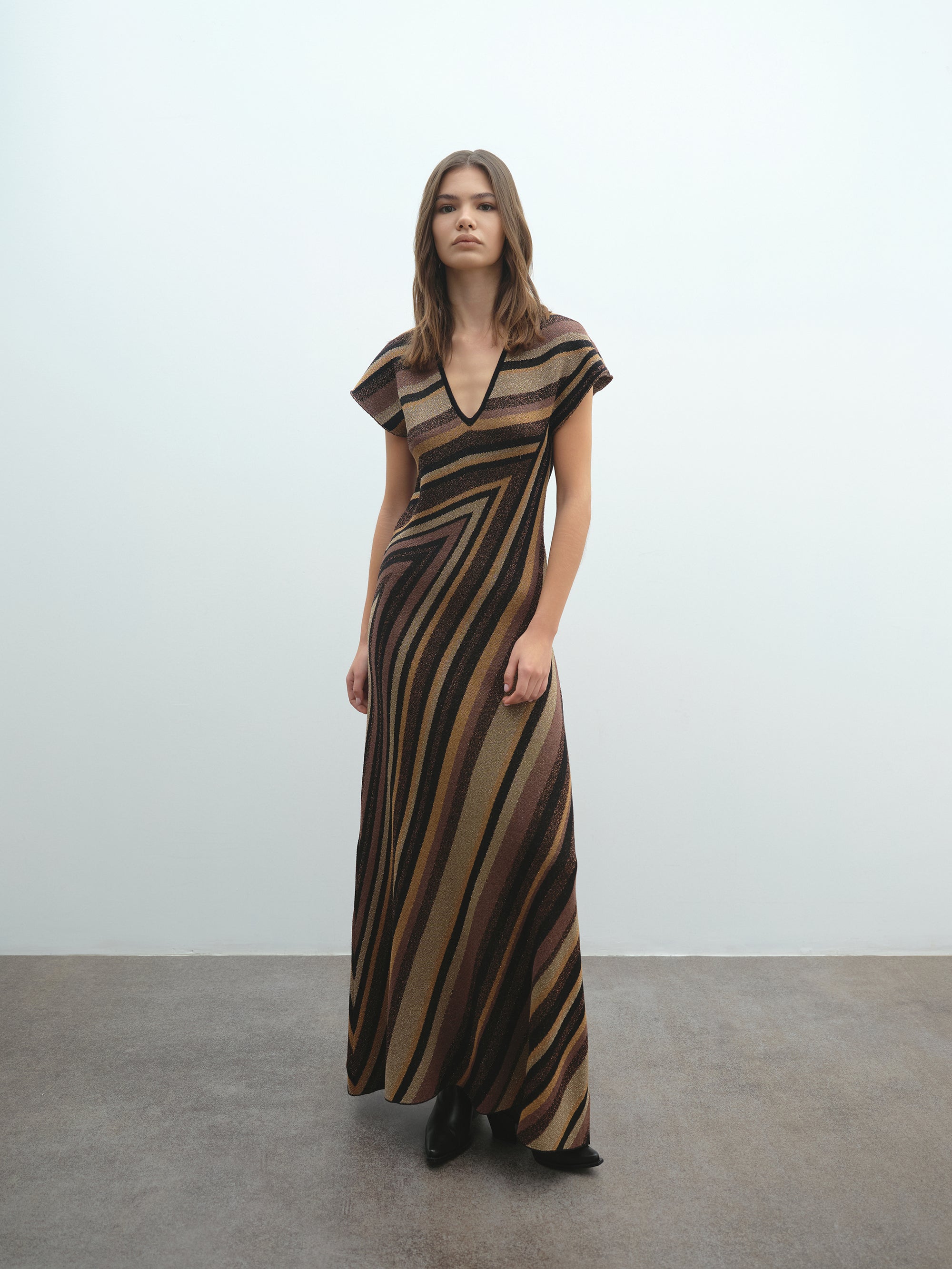 Abito lungo AKEP con scollo profondo riga diagonale