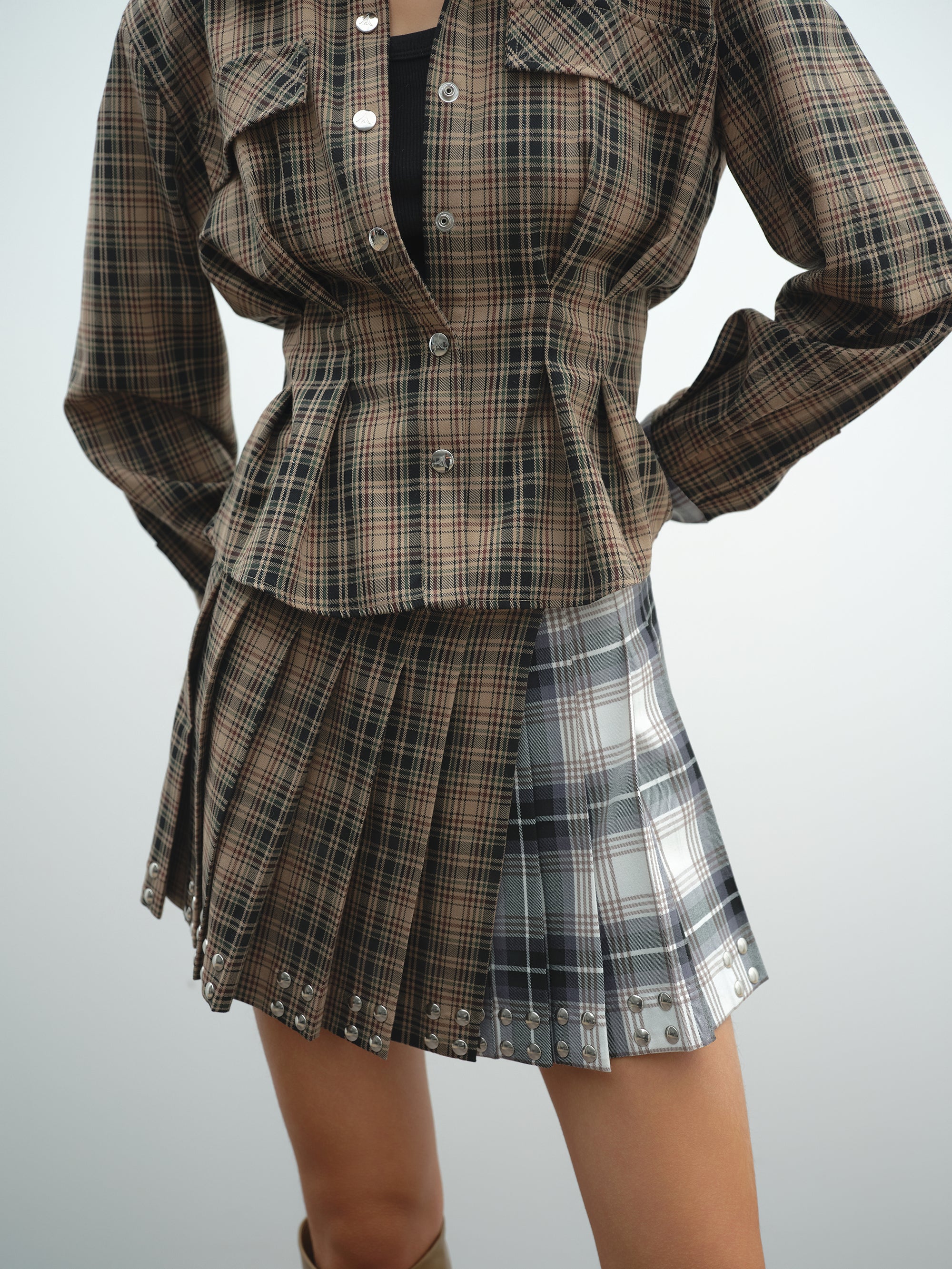 Minigonna AKEP a pieghe check e borchie