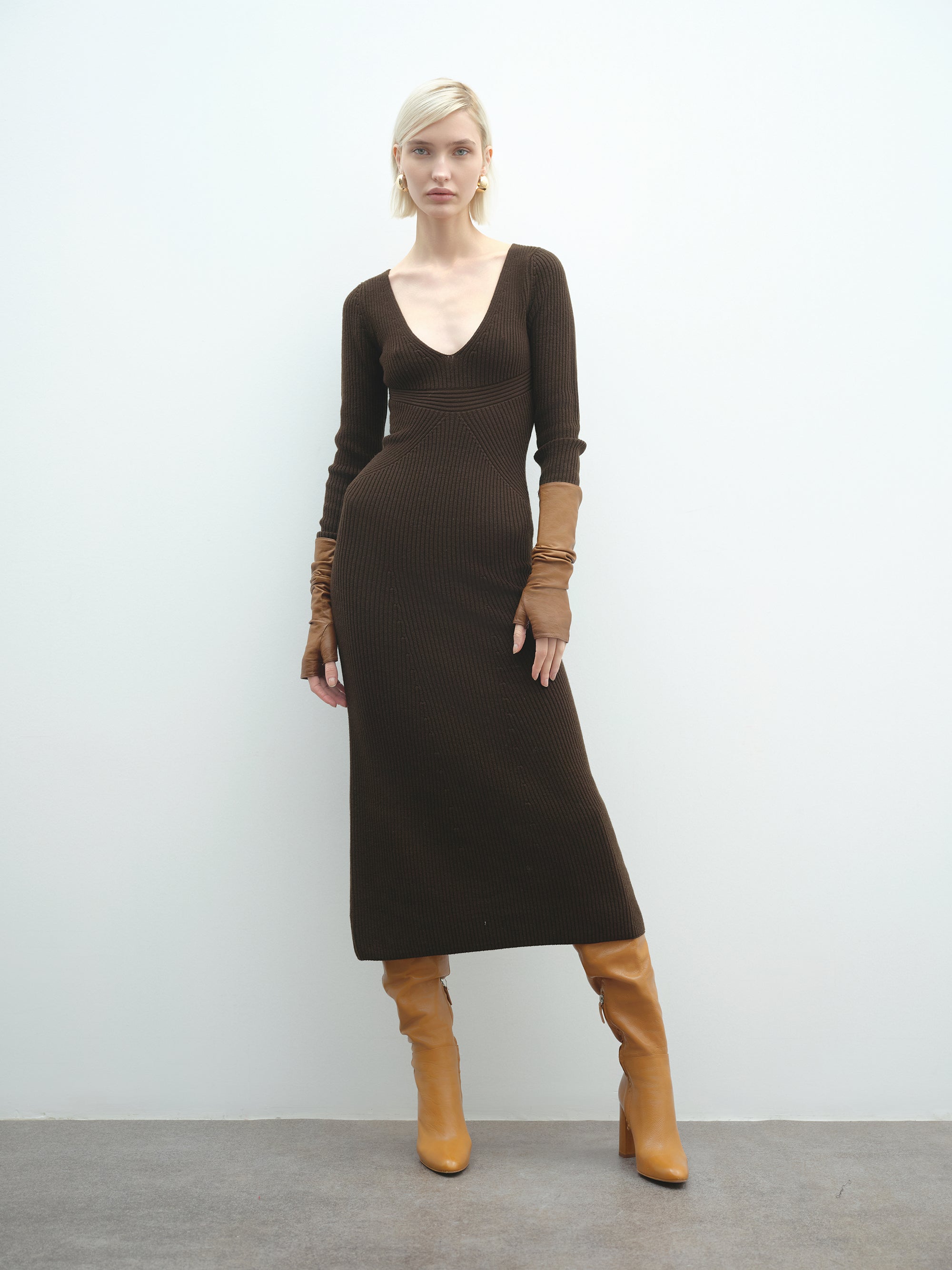 Abito lungo AKEP a manica lunga con scollo a "V"