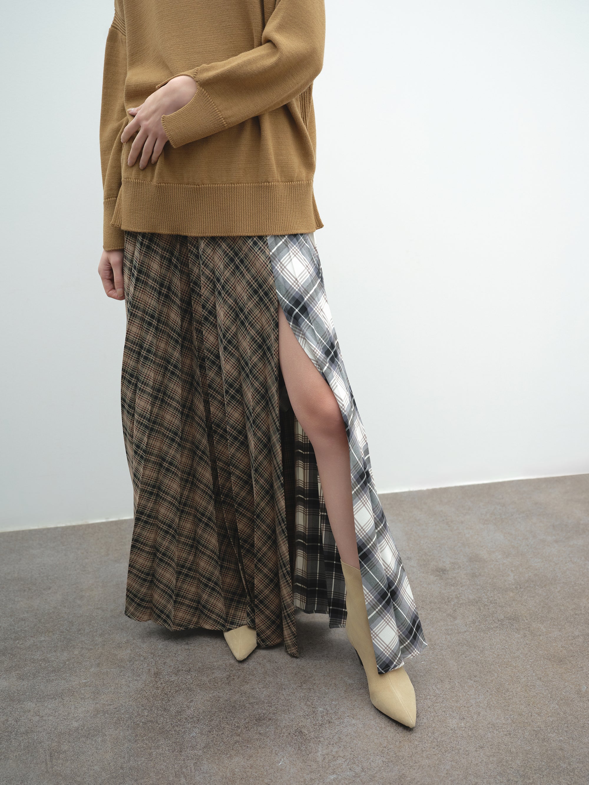 Gonna AKEP a pieghe check e borchie