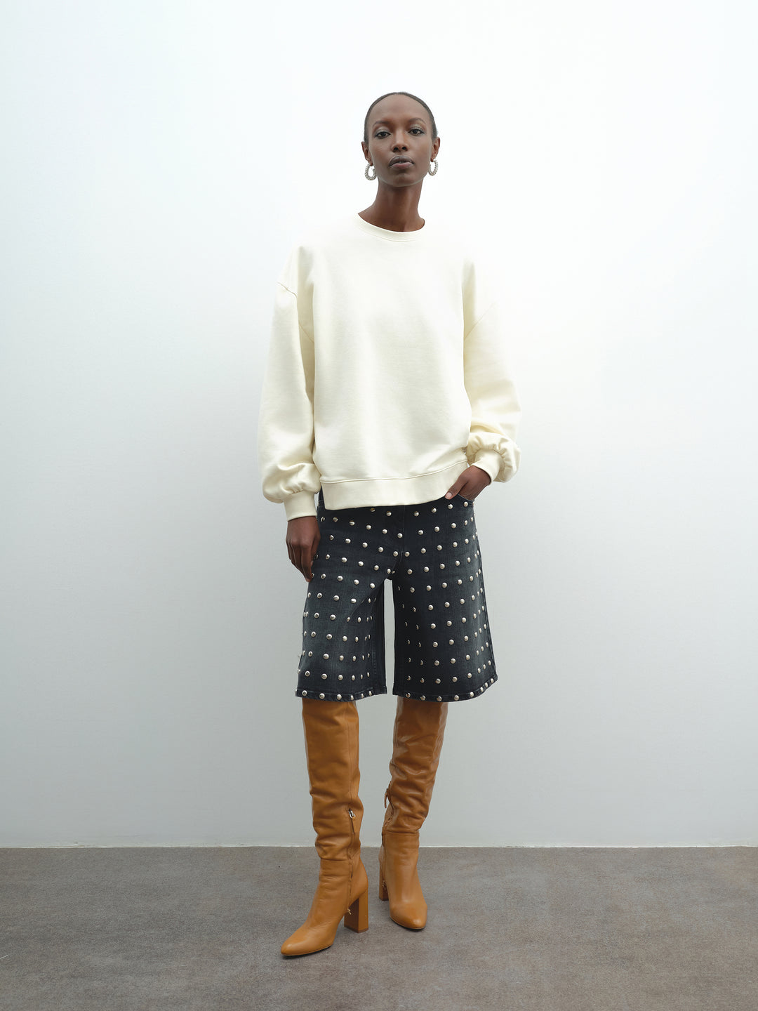 Bermuda AKEP in denim con borchie