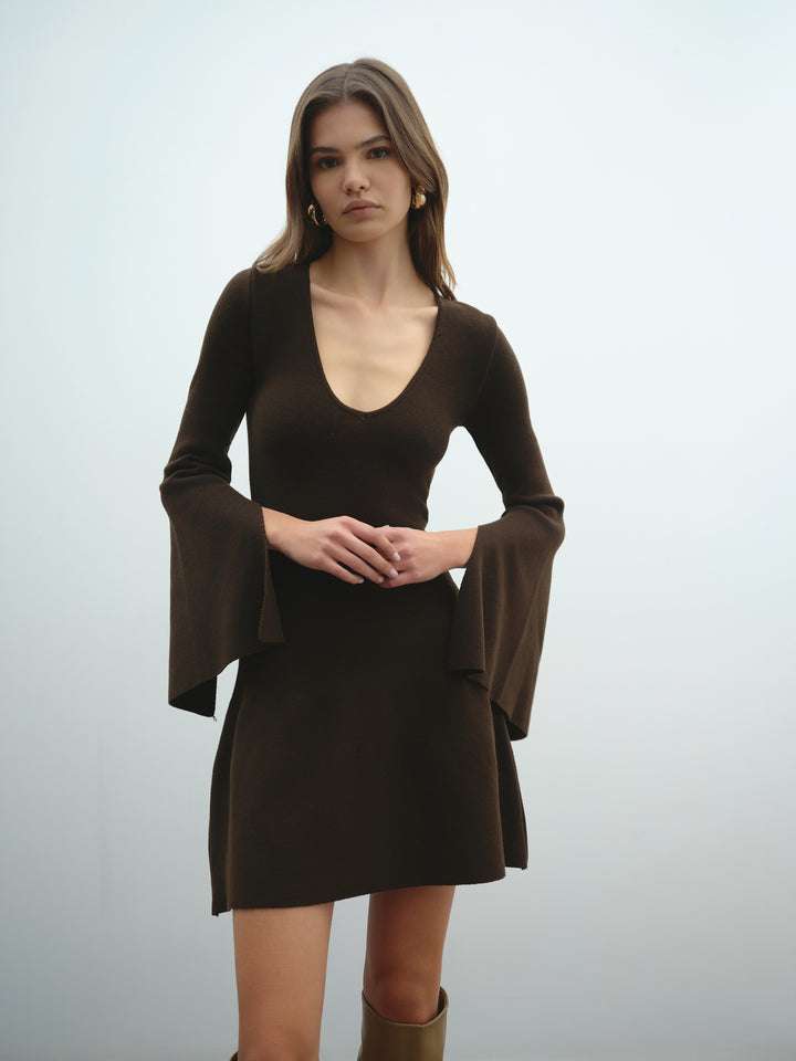 Abito corto AKEP con scollo a "V" e spacchi su polsi