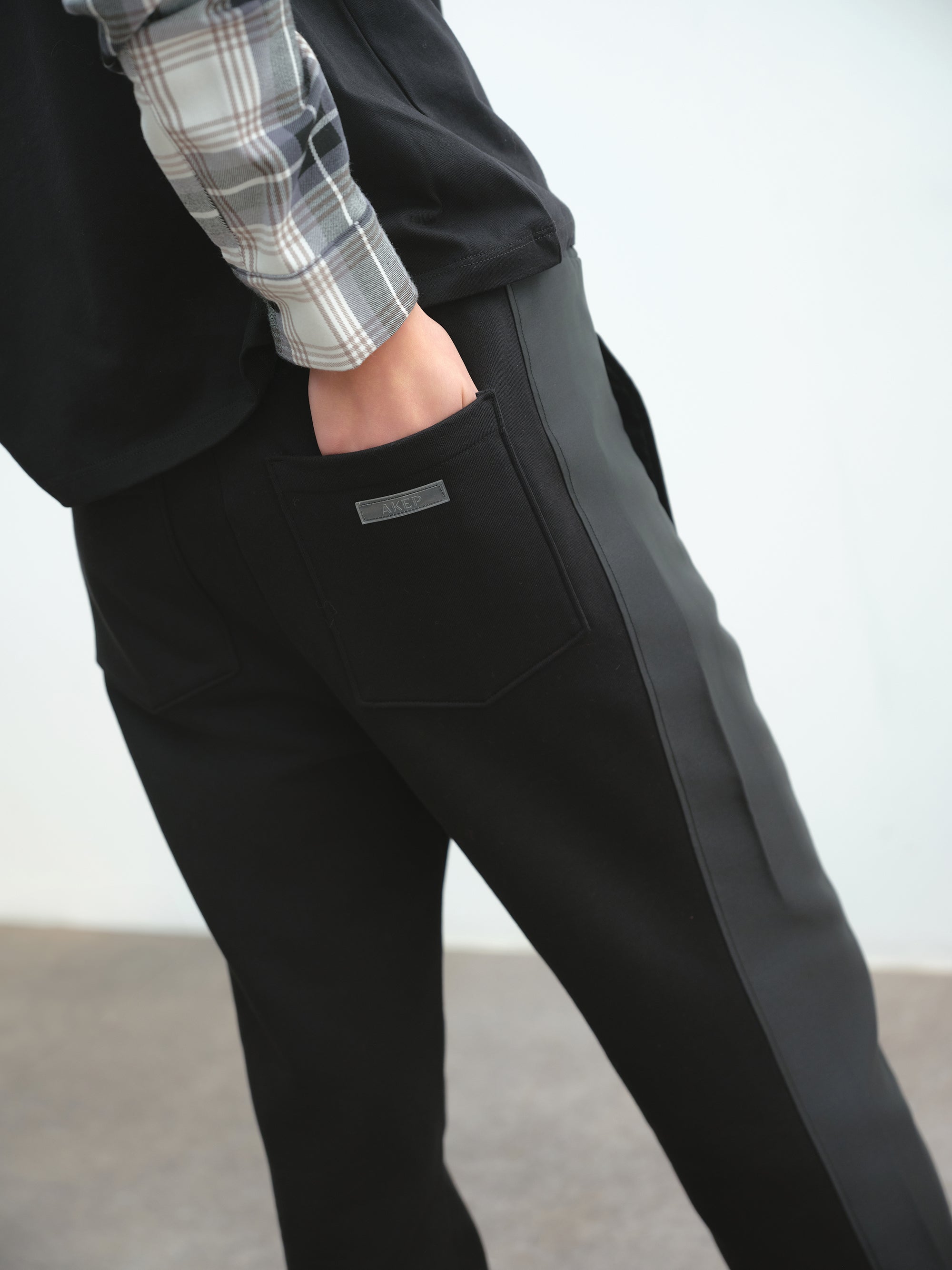 Pantalone AKEP in felpa con banda laterale