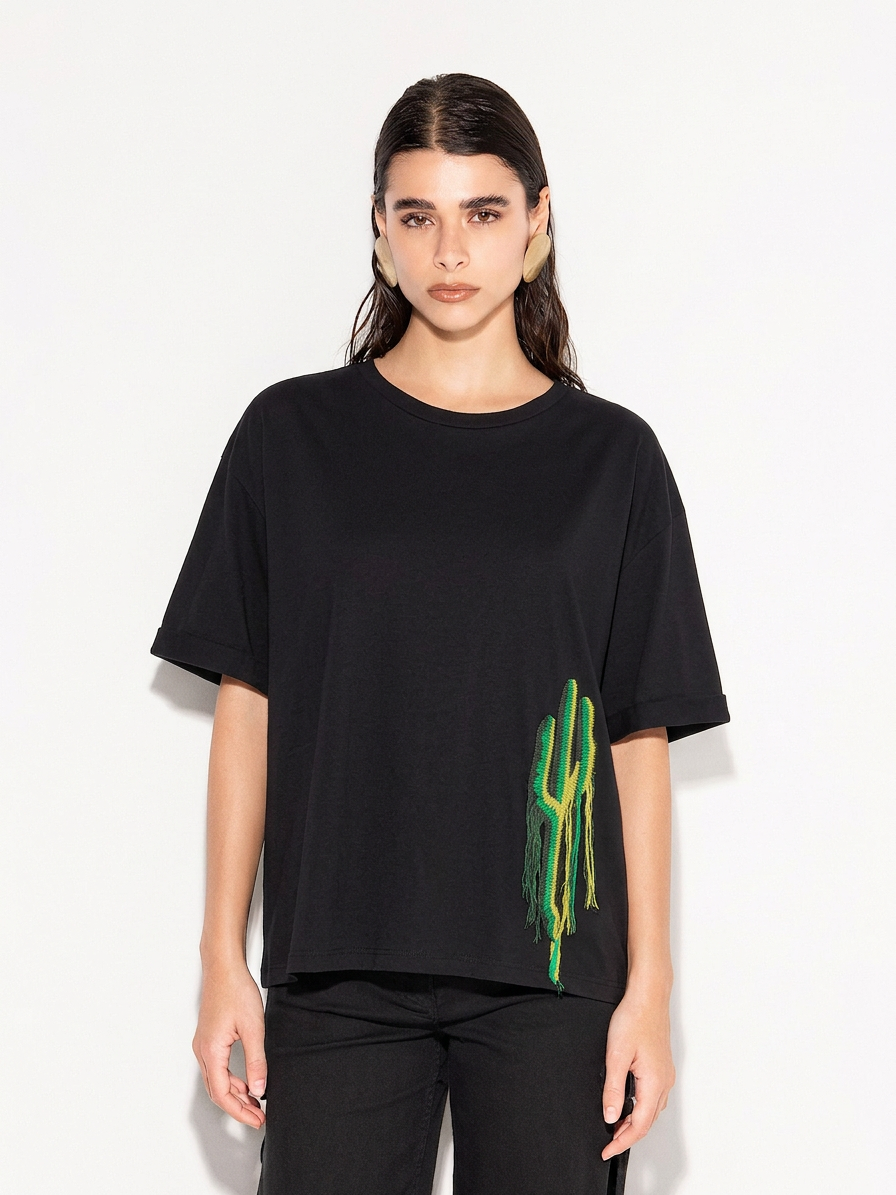 T-shirt con stampa laterale AKEP