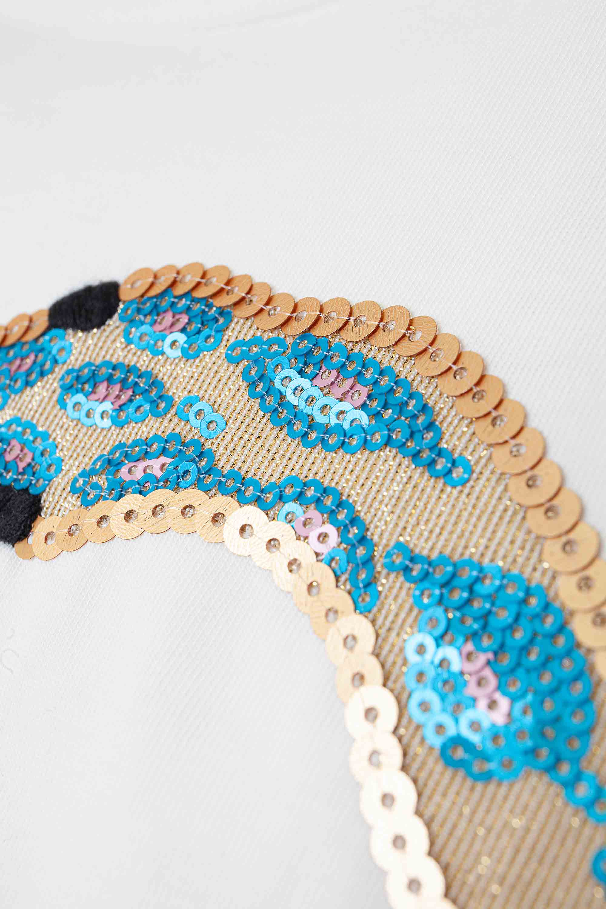 Top smanicato con applicazione paillettes AKEP