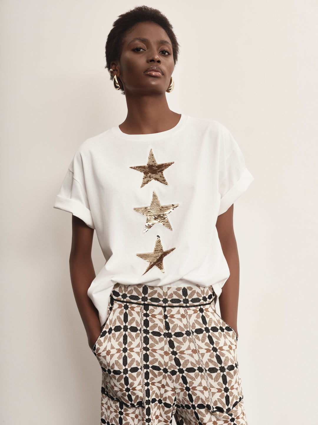 T-shirt AKEP con stelle paillettes